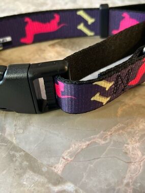 Buckle-Down Black Label Tag with White Logo. Size. M.